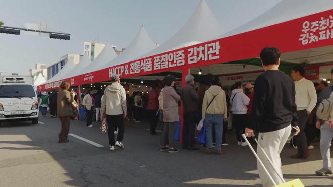 Người dân Hàn Quốc ăn mừng lễ hội kim chi ở Gwangju - Ảnh 1.