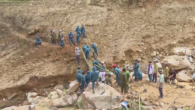 Quảng Ngãi khẩn cấp mở đường cứu trợ dân bị cô lập ở Ngọc Linh - Ảnh 2.