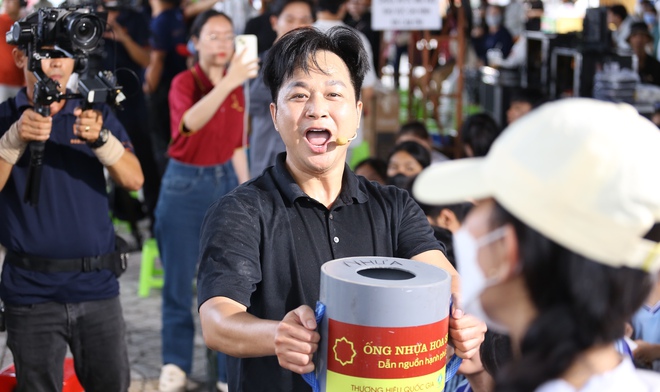 Quách Tuấn Du: 10 tuổi mồ côi cha, đi bán bánh dạo để kiếm tiền phụ mẹ - Mái ấm gia đình Việt - Ảnh 3.