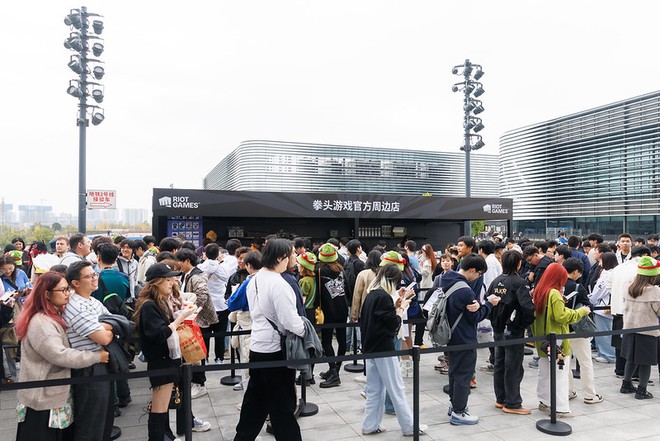 NewZround: Hàng nghìn khán giả cuồng nhiệt tại Rạch Miễu Arena trong đại chiến KT vs T1 - Ảnh 2.