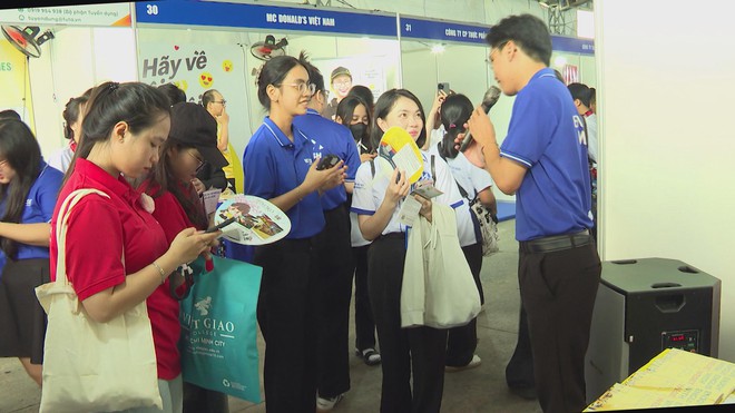 Hơn 10.000 người tham gia Ngày hội Kết nối Việc làm (Job Link) 2025 - Ảnh 3.