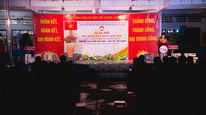 Ấn tượng "gian hàng 0 đồng" và công trình "ban công nở hoa" tại Ngày hội Đại đoàn kết phường Minh Phụng - Ảnh 1.