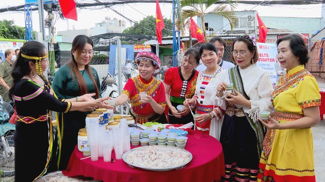 Sôi nổi Ngày hội Đại đoàn kết toàn dân tộc tại phường Phú Thuận, TP. Hồ Chí Minh - Ảnh 2.