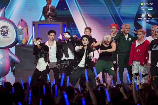 Anh trai "Say hi" 2025 Tập 8: BigDaddy Robber đột phá, Dance Battle với cỗ máy nhảy bí ẩn bung skill - Ảnh 3.