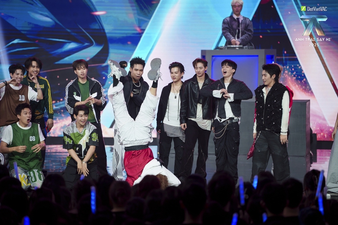 Anh trai "Say hi" 2025 Tập 8: BigDaddy Robber đột phá, Dance Battle với cỗ máy nhảy bí ẩn bung skill - Ảnh 2.
