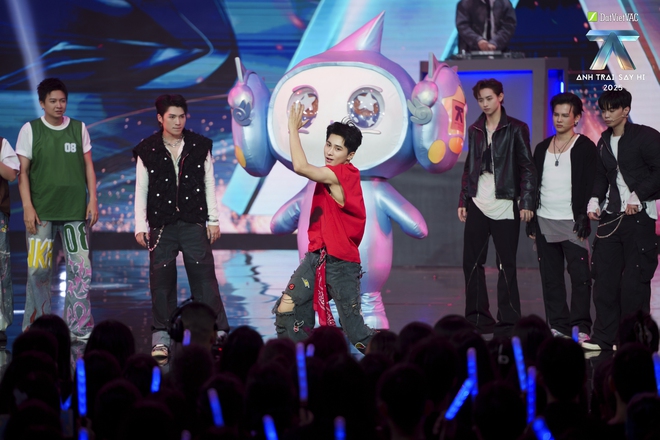 Anh trai "Say hi" 2025 Tập 8: BigDaddy Robber đột phá, Dance Battle với cỗ máy nhảy bí ẩn bung skill - Ảnh 1.