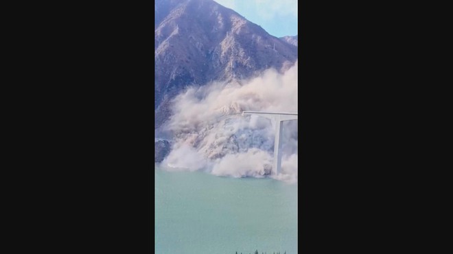 Trung Quốc: Sập cầu sau hơn một tháng khánh thành - Ảnh 1.