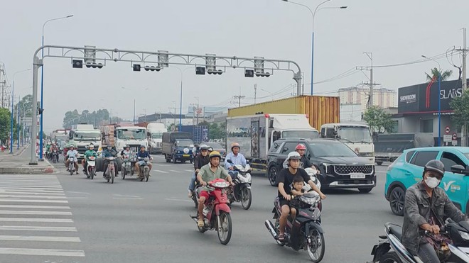 Thời sự HTV ngày 12/11/2025 I Phổ biến tình trạng đi ngược chiều trên Quốc lộ 51 - Ảnh 2.