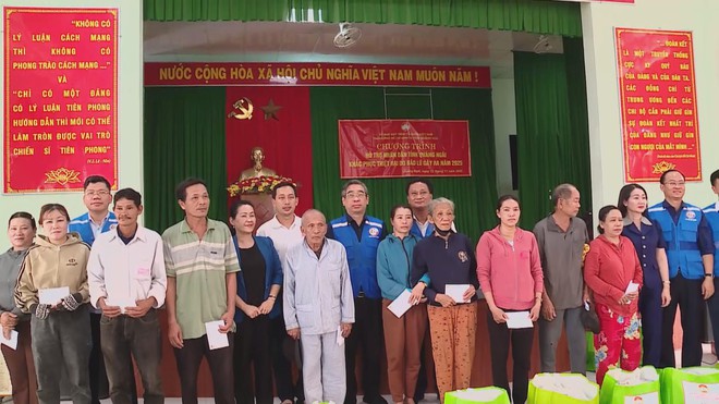 TP. Hồ Chí Minh hỗ trợ đồng bào Quảng Ngãi khắc phục hậu quả bão lũ - Ảnh 3.