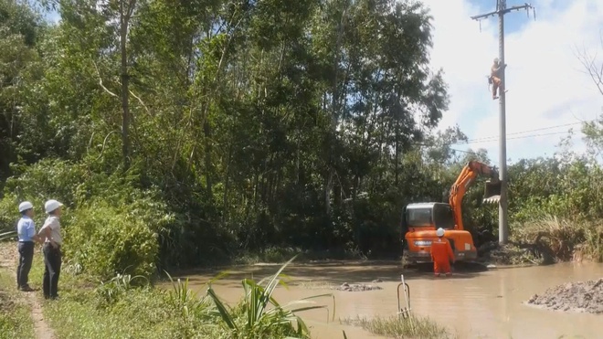 Công ty Điện lực Gia Lai nỗ lực khôi phục lưới điện sau bão số 13 - Ảnh 4.