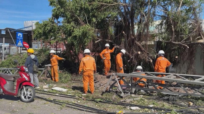 Công ty Điện lực Gia Lai nỗ lực khôi phục lưới điện sau bão số 13 - Ảnh 5.