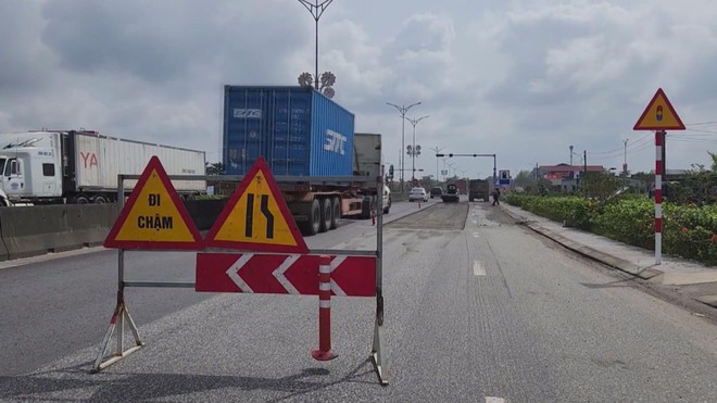 Huế khẩn trương khắc phục Quốc lộ 1A sau mưa lũ - Ảnh 1.