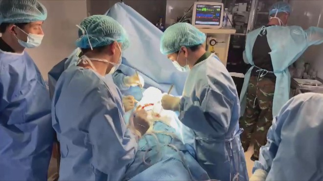 60 Giây ngày 12/11/2025 I Thực hiện thành công ca đại phẫu mở ngực giữa Trường Sa lớn - Ảnh 4.