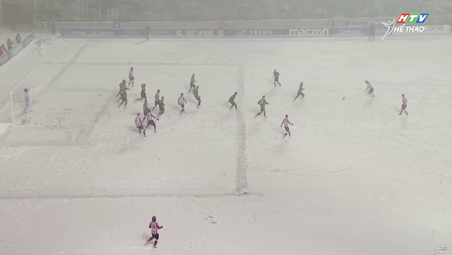 Siêu phẩm “xe đạp chổng ngược” dưới mưa tuyết tại Canada - Ảnh 2.