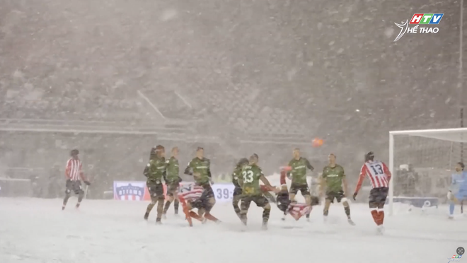 Siêu phẩm “xe đạp chổng ngược” dưới mưa tuyết tại Canada - Ảnh 1.