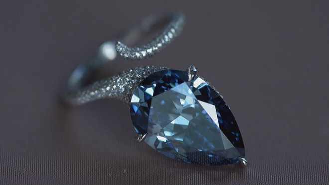 Viên kim cương xanh Mellon Blue được bán gần 27 triệu USD - Ảnh 1.