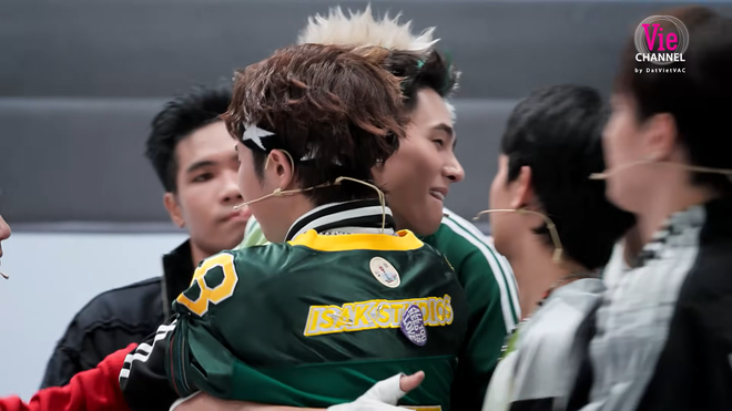 Tập 8 Anh trai “Say hi” 2025: 5 thành viên nói lời chia tay, đội CONGB lội ngược dòng đầy bất ngờ - Ảnh 3.