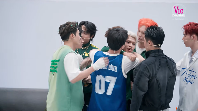 Tập 8 Anh trai “Say hi” 2025: 5 thành viên nói lời chia tay, đội CONGB lội ngược dòng đầy bất ngờ - Ảnh 4.