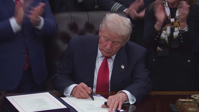 Tổng thống trump ký thành luật chấm dứt đóng cửa Chính phủ Mỹ - Ảnh 1.