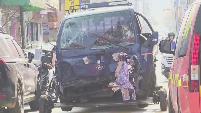 Xe tải lao vào chợ ở Hàn Quốc, 20 người thương vong - Ảnh 2.