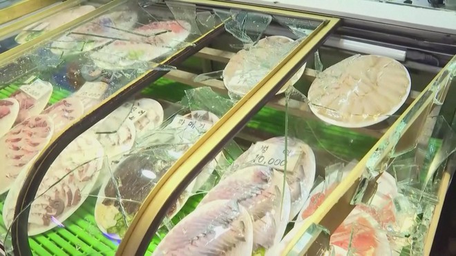 Xe tải lao vào chợ ở Hàn Quốc, 20 người thương vong - Ảnh 1.