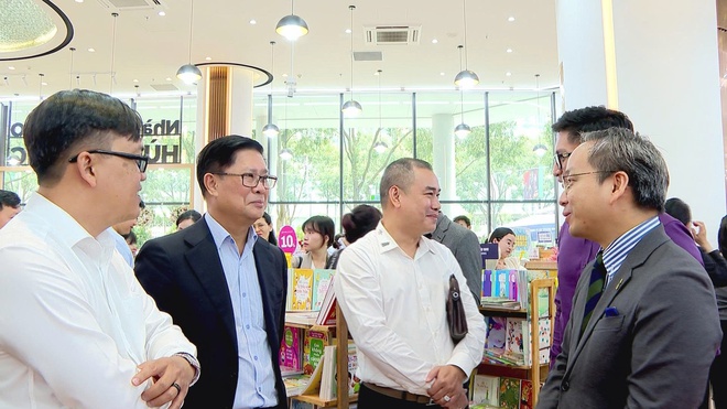 Nhà sách Fabico Hùng Vương chính thức khai trương- Ảnh 8. Nhà sách Fabico Hùng Vương chính thức khai trương- Ảnh 8.