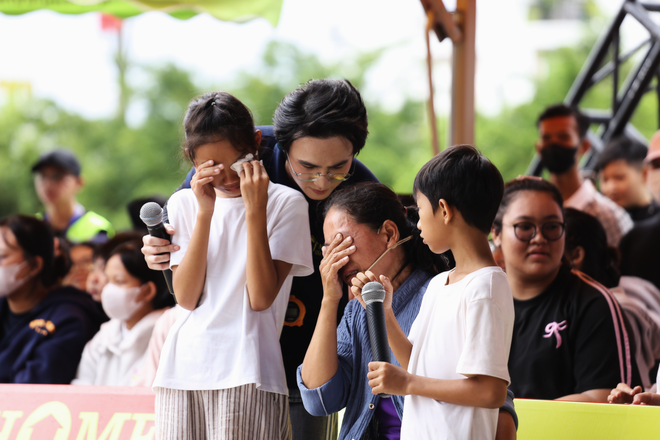 Chị em Thuý Đào hái rau, câu cá phụ mẹ mưu sinh - Mái ấm gia đình Việt - Ảnh 5.