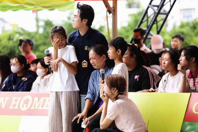 Chị em Thuý Đào hái rau, câu cá phụ mẹ mưu sinh - Mái ấm gia đình Việt - Ảnh 6.