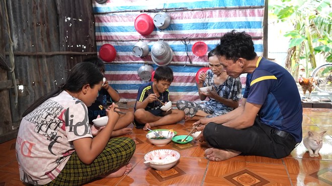 Kim Hân: Em không tủi thân, chỉ thương cha và bà - Mái ấm gia đình Việt - Ảnh 4.