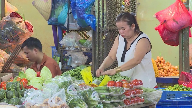 Giá rau xanh tại TP. Hồ Chí Minh tăng vọt do ảnh hưởng của thời tiết - Ảnh 4.