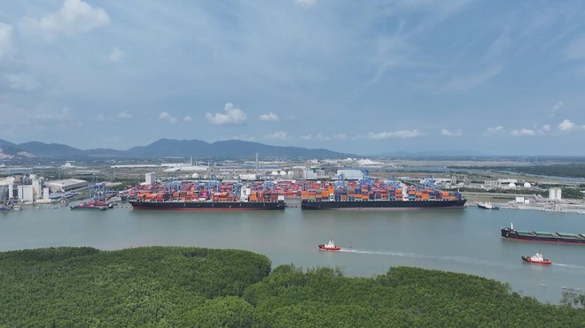 Vươn khơi 13/11/2025 | TP.HCM đổi công nghiệp, phát triển logistics, mở rộng mảng xanh. - Ảnh 1.