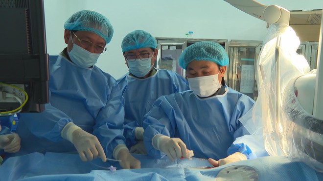 Đặt thành công máy tạo nhịp tim không dây hai buồng cứu sống cụ bà 83 tuổi- Ảnh 2. Đặt thành công máy tạo nhịp tim không dây hai buồng cứu sống cụ bà 83 tuổi- Ảnh 2.