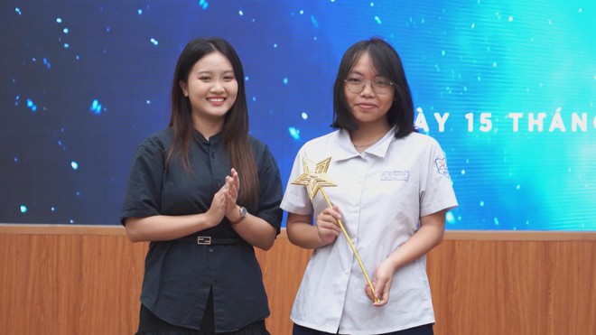 Tiếp sức đến trường cho học sinh khó khăn bằng học bổng “Vì Sao Mai” - Ảnh 6.