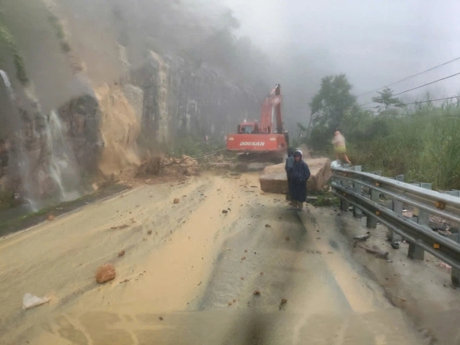 Đất đá đèo Khánh Lê đổ trúng xe khách FUTA, bước đầu ghi nhận 6 người tử vong - Ảnh 3.