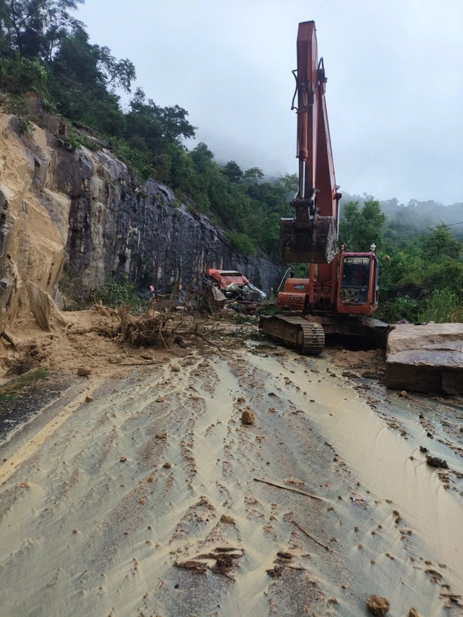 Đất đá đèo Khánh Lê đổ trúng xe khách FUTA, bước đầu ghi nhận 6 người tử vong - Ảnh 4.