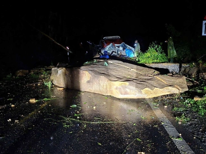 Đất đá đèo Khánh Lê đổ trúng xe khách FUTA, bước đầu ghi nhận 6 người tử vong - Ảnh 7.