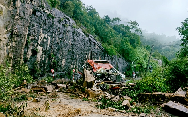 Đất đá đèo Khánh Lê đổ trúng xe khách FUTA, bước đầu ghi nhận 6 người tử vong - Ảnh 5.