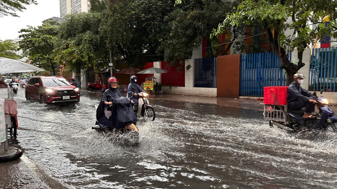 Triều cường sắp đạt đỉnh ở TP. Hồ Chí Minh: Những tuyến đường dễ ngập người dân nên tránh - Ảnh 3.