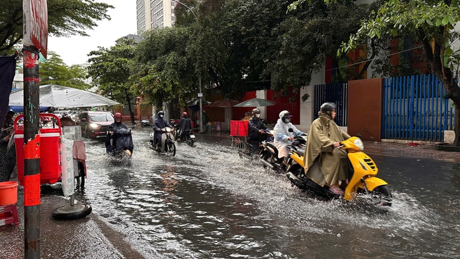 Triều cường sắp đạt đỉnh ở TP. Hồ Chí Minh: Những tuyến đường dễ ngập người dân nên tránh - Ảnh 1.