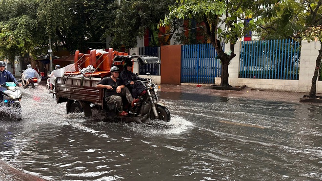 Triều cường sắp đạt đỉnh ở TP. Hồ Chí Minh: Những tuyến đường dễ ngập người dân nên tránh - Ảnh 2.