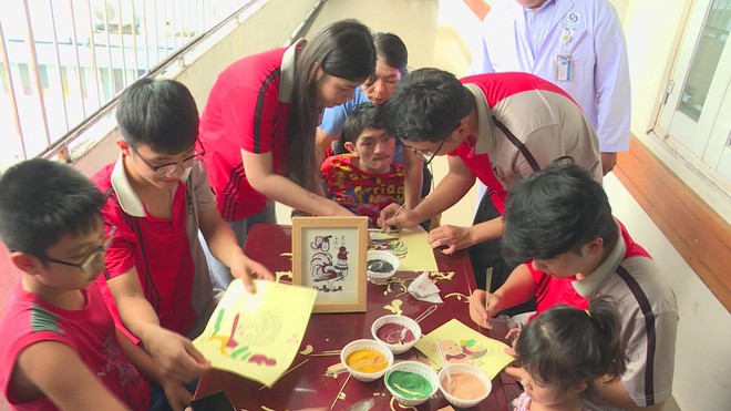 Lớp vẽ “Sắc Màu Đông Hồ” gửi lời tri ân đến thầy cô - Ảnh 2.