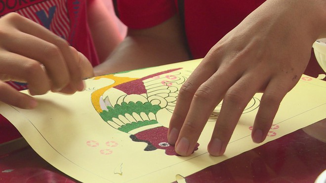 Lớp vẽ “Sắc Màu Đông Hồ” gửi lời tri ân đến thầy cô - Ảnh 3.