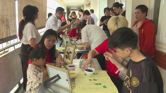 Lớp vẽ “Sắc Màu Đông Hồ” gửi lời tri ân đến thầy cô - Ảnh 7.