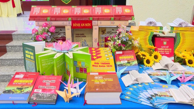 Hội thảo khoa học kỷ niệm 80 năm truyền thống Lực lượng Vũ trang Quân khu 7- Ảnh 4.