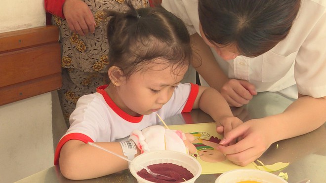 Lớp vẽ “Sắc Màu Đông Hồ” gửi lời tri ân đến thầy cô - Ảnh 8.