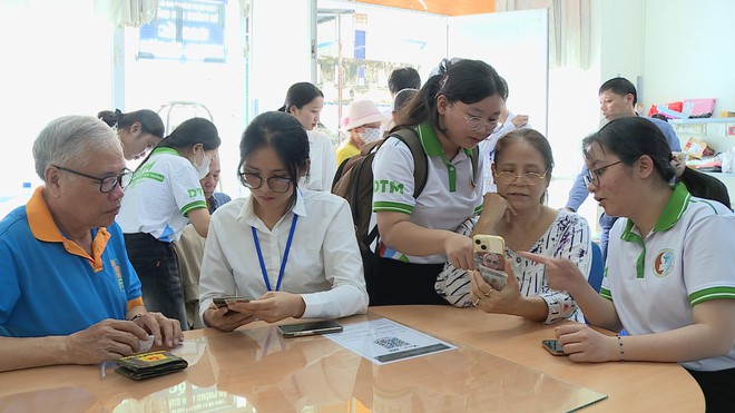 “Bình dân học vụ số” – Lan tỏa từ cơ sở, đưa công nghệ đến gần người dân - Ảnh 3.