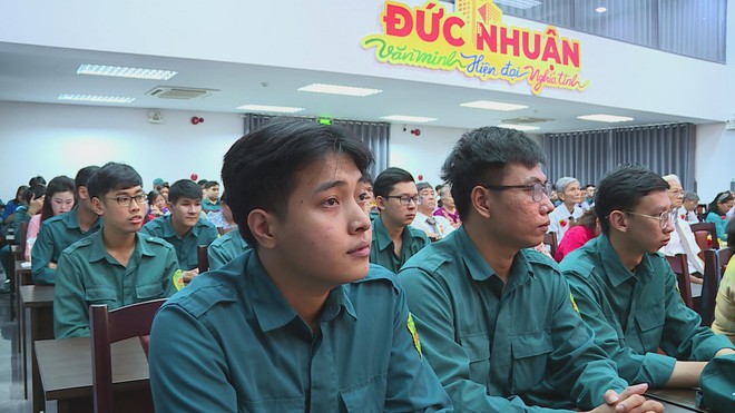 Phường Đức Nhuận trao Huy hiệu Đảng đợt 7/11/2025 và ra mắt Câu lạc bộ Võ thuật Ban Chỉ huy Quân sự - Ảnh 11.