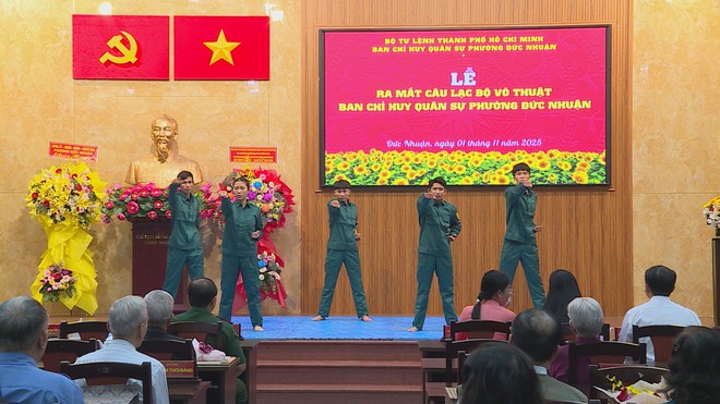 Phường Đức Nhuận trao Huy hiệu Đảng đợt 7/11/2025 và ra mắt Câu lạc bộ Võ thuật Ban Chỉ huy Quân sự - Ảnh 12.