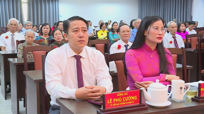 Phường Đức Nhuận trao Huy hiệu Đảng đợt 7/11/2025 và ra mắt Câu lạc bộ Võ thuật Ban Chỉ huy Quân sự - Ảnh 3.