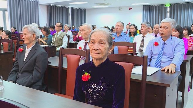 Phường Đức Nhuận trao Huy hiệu Đảng đợt 7/11/2025 và ra mắt Câu lạc bộ Võ thuật Ban Chỉ huy Quân sự - Ảnh 4.